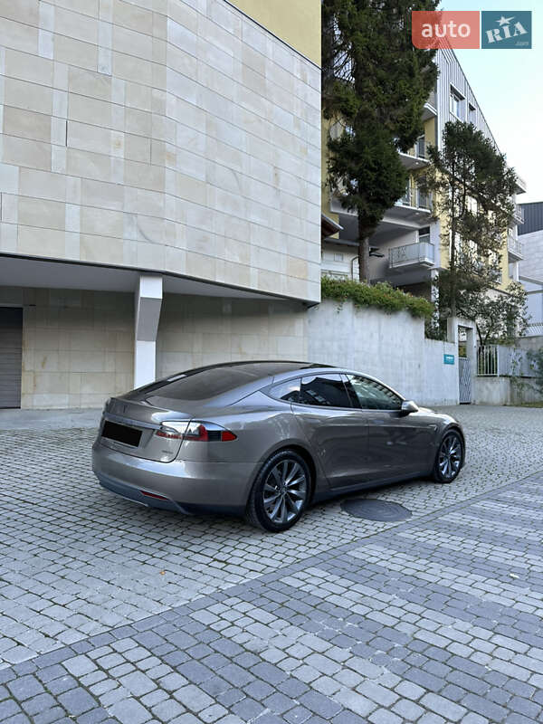 Лифтбек Tesla Model S 2016 в Киеве