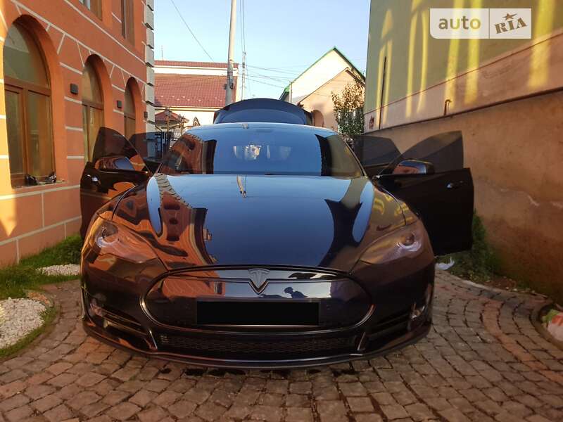Лифтбек Tesla Model S 2014 в Берегово