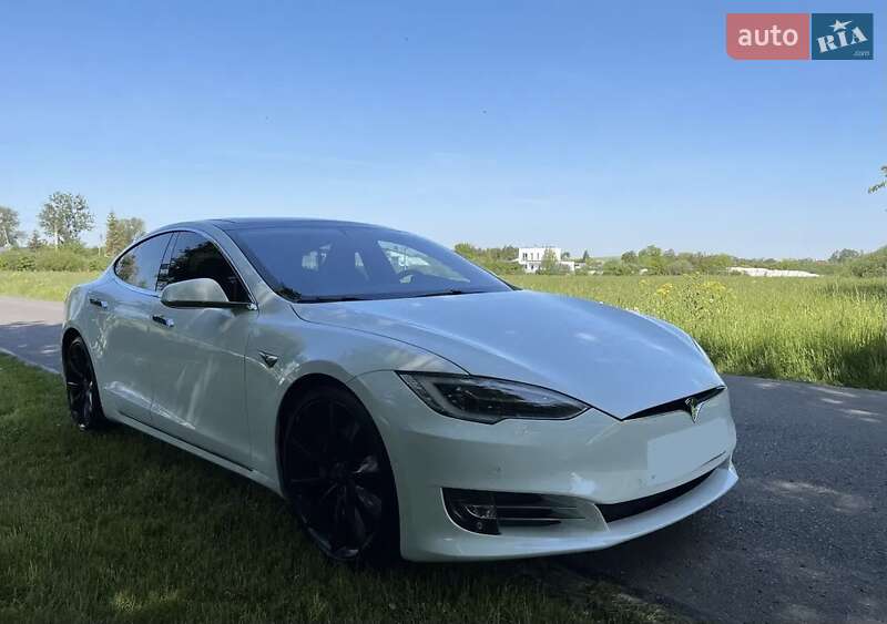 Лифтбек Tesla Model S 2016 в Киеве