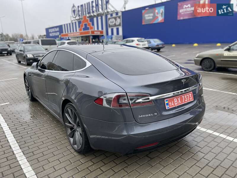 Лифтбек Tesla Model S 2017 в Львове