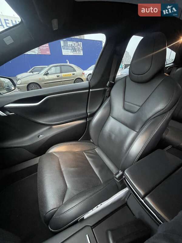 Лифтбек Tesla Model S 2017 в Львове