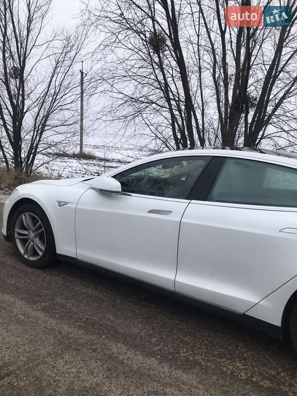Лифтбек Tesla Model S 2015 в Киеве