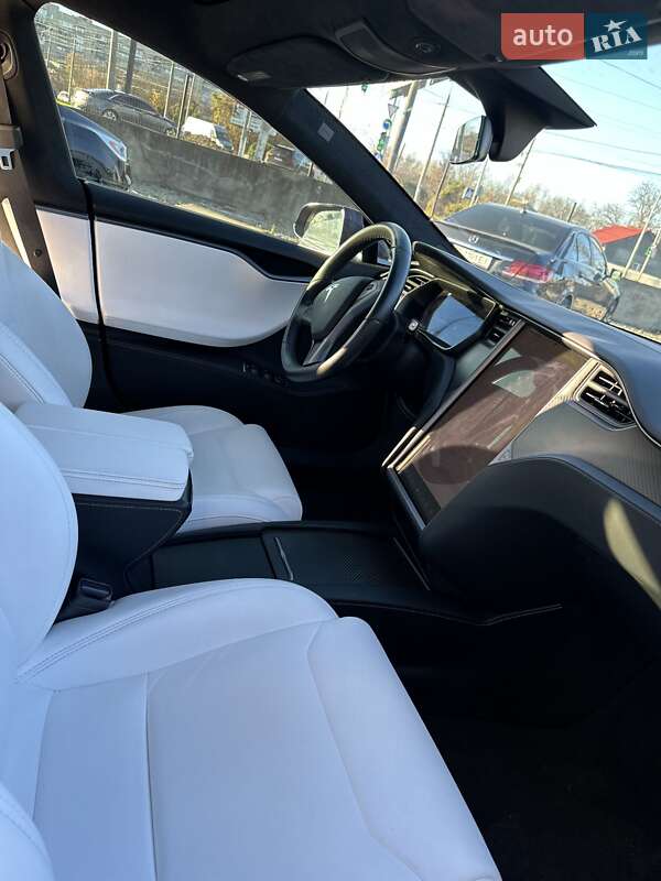 Лифтбек Tesla Model S 2018 в Черновцах