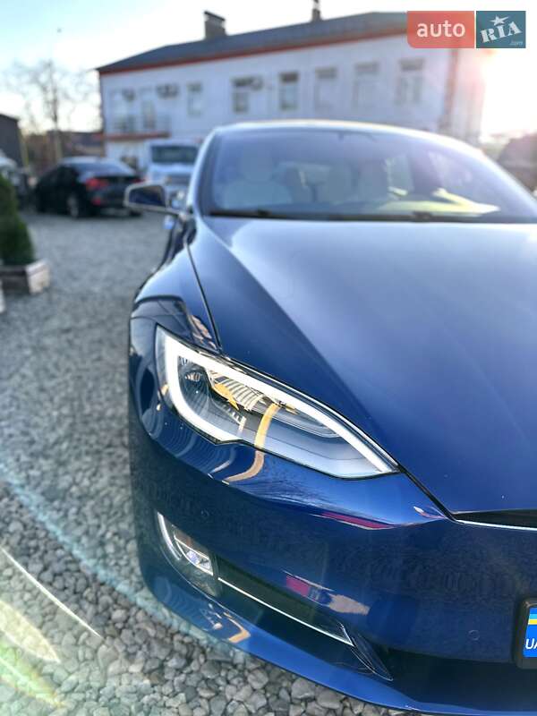 Лифтбек Tesla Model S 2018 в Черновцах