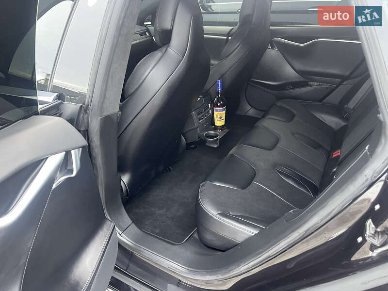 Лифтбек Tesla Model S 2017 в Бродах