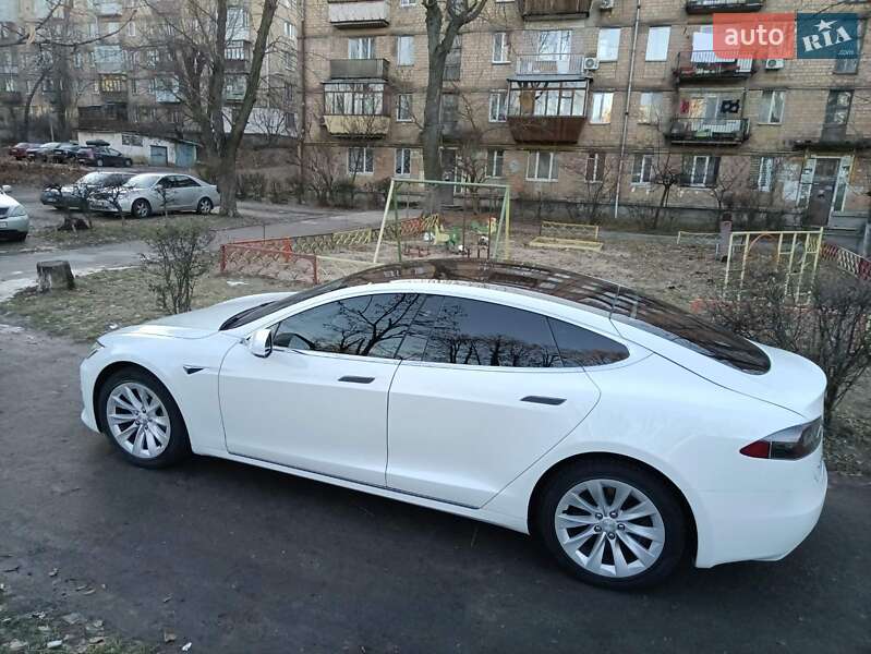Лифтбек Tesla Model S 2018 в Киеве