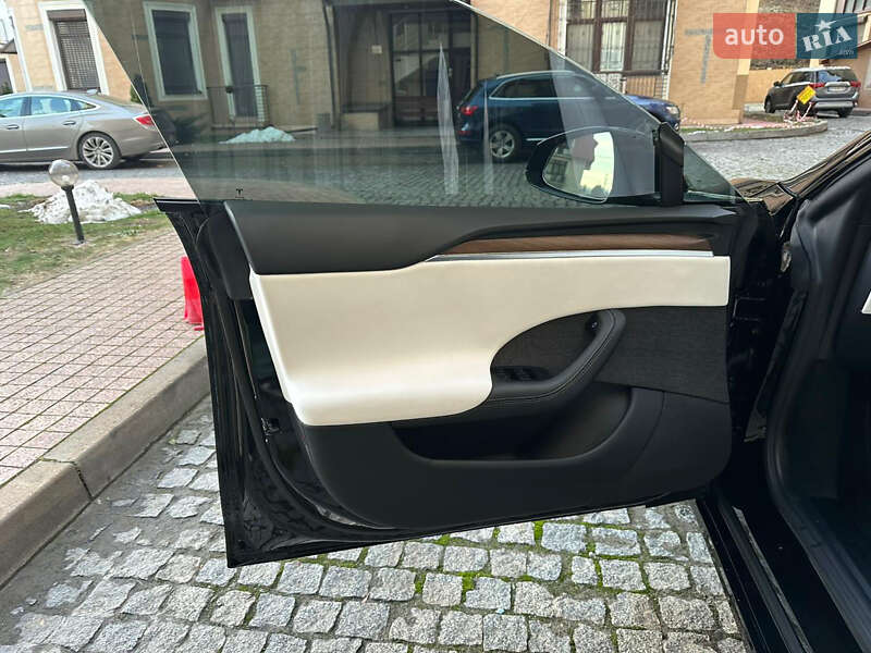 Лифтбек Tesla Model S 2022 в Киеве