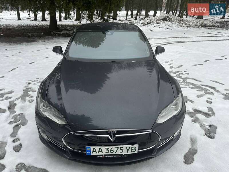 Лифтбек Tesla Model S 2015 в Киеве