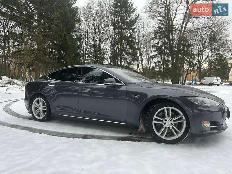 Лифтбек Tesla Model S 2015 в Киеве