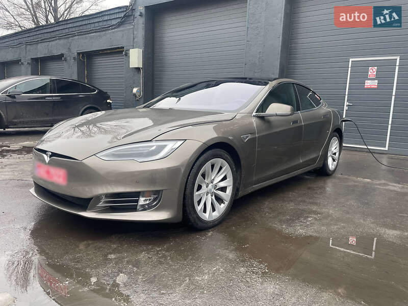 Лифтбек Tesla Model S 2016 в Киеве