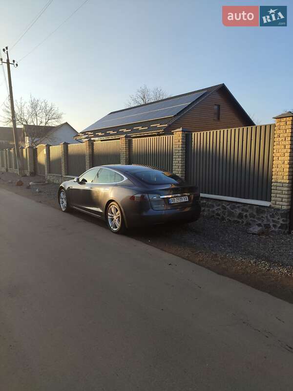 Ліфтбек Tesla Model S 2016 в Тростянці