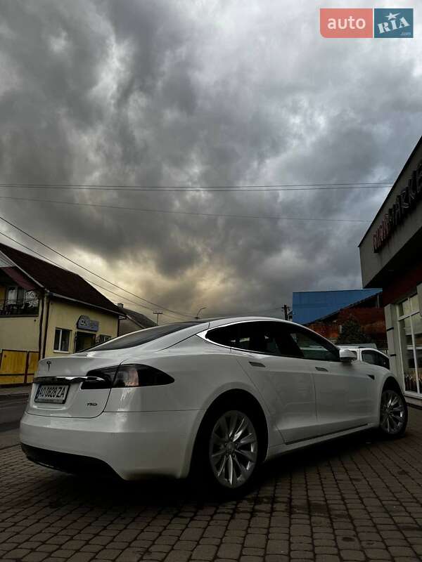 Ліфтбек Tesla Model S 2017 в Хусті