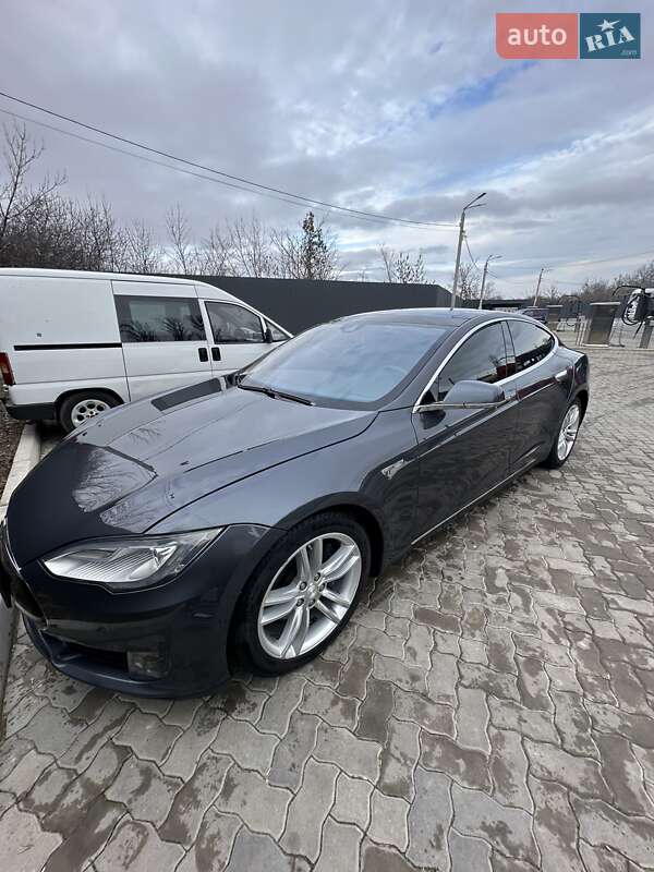 Лифтбек Tesla Model S 2015 в 