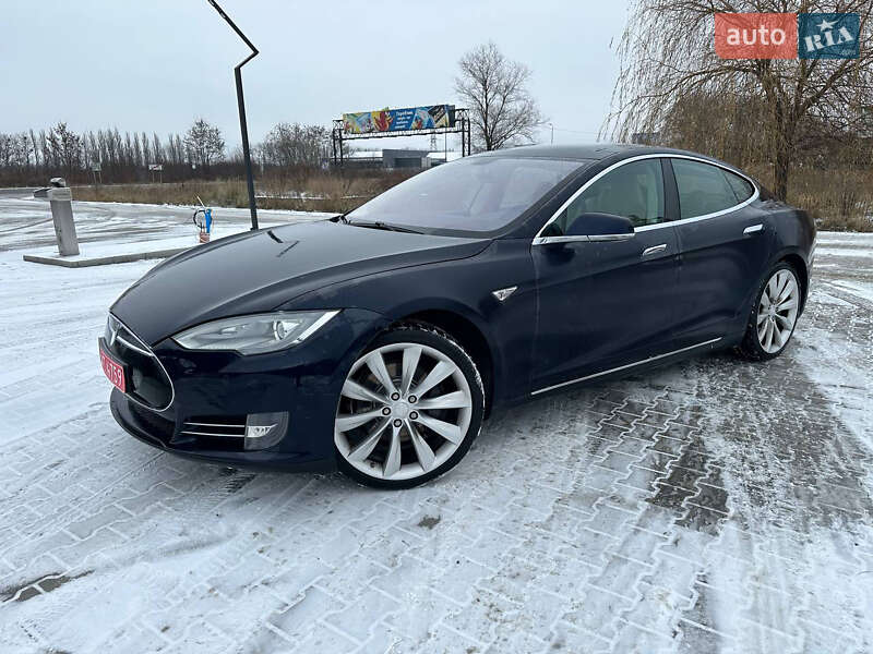 Ліфтбек Tesla Model S 2013 в Чернівцях