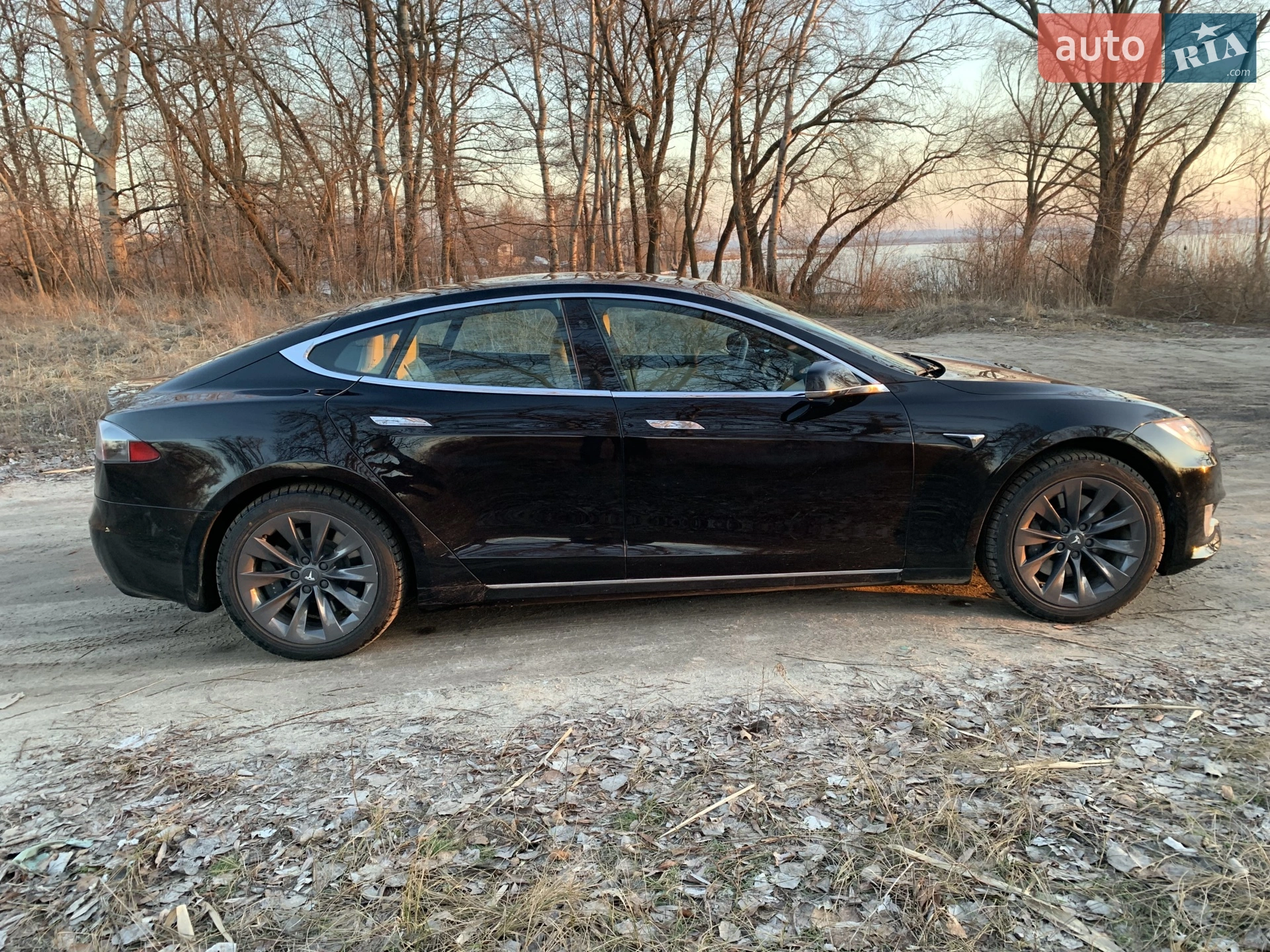 Tesla Model S 2019 VIN 5YJSA1E21LF364360 фото оголошення 5 з 18