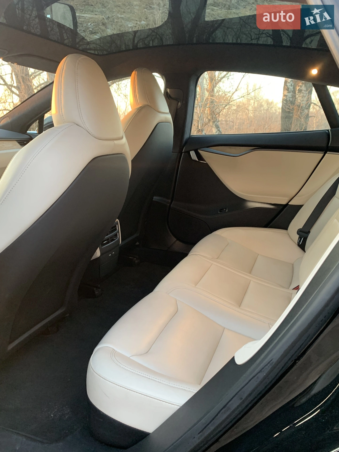 Tesla Model S 2019 VIN 5YJSA1E21LF364360 фото оголошення 10 з 18