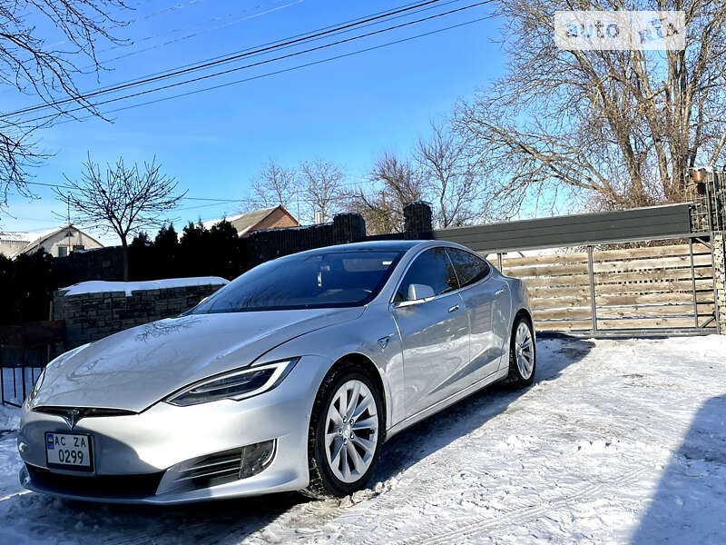 Лифтбек Tesla Model S 2018 в Луцке