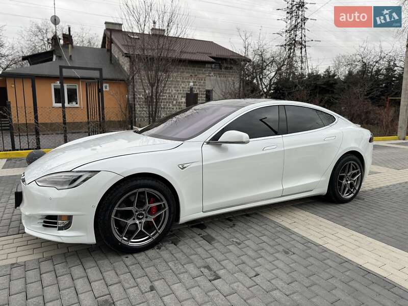 Лифтбек Tesla Model S 2014 в Львове