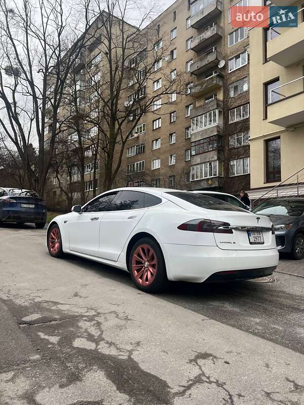 Лифтбек Tesla Model S 2016 в Львове