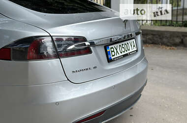 Лифтбек Tesla Model S 2015 в 