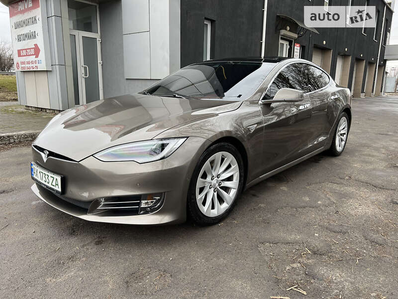 Лифтбек Tesla Model S 2016 в Днепре