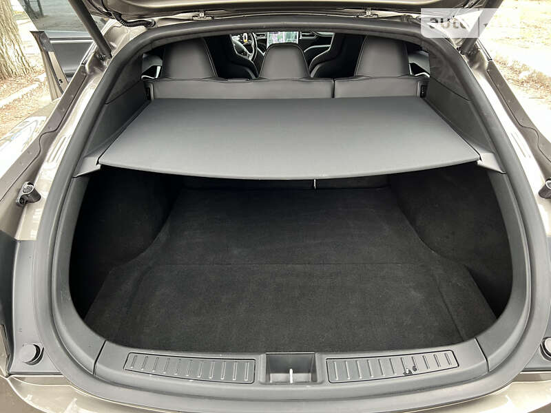 Ліфтбек Tesla Model S 2016 в Дніпрі
