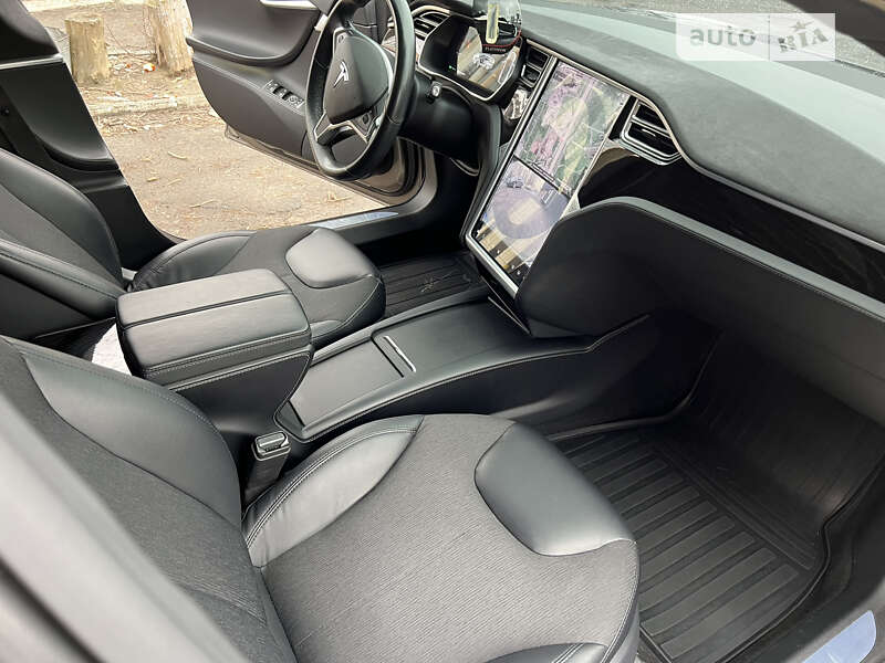 Ліфтбек Tesla Model S 2016 в Дніпрі
