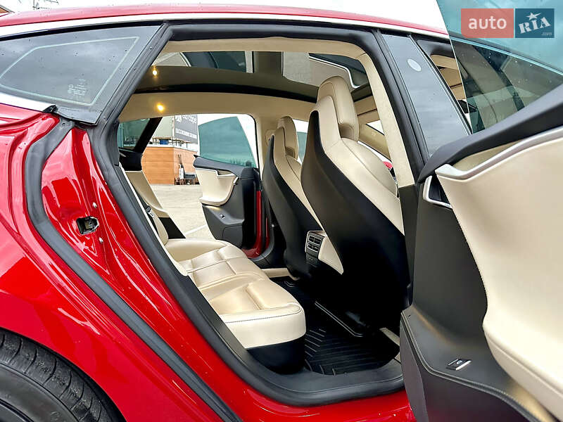 Лифтбек Tesla Model S 2018 в Киеве