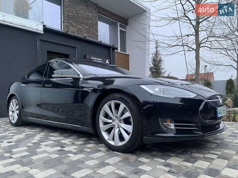 Лифтбек Tesla Model S 2015 в Киеве