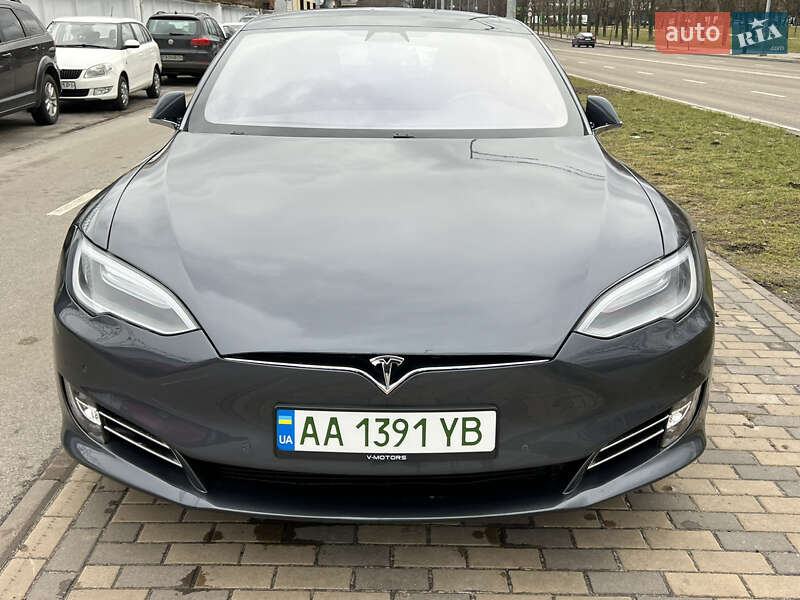 Лифтбек Tesla Model S 2018 в Киеве