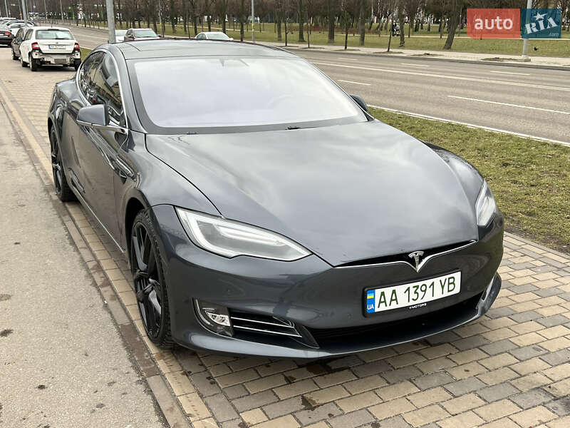 Лифтбек Tesla Model S 2018 в Киеве