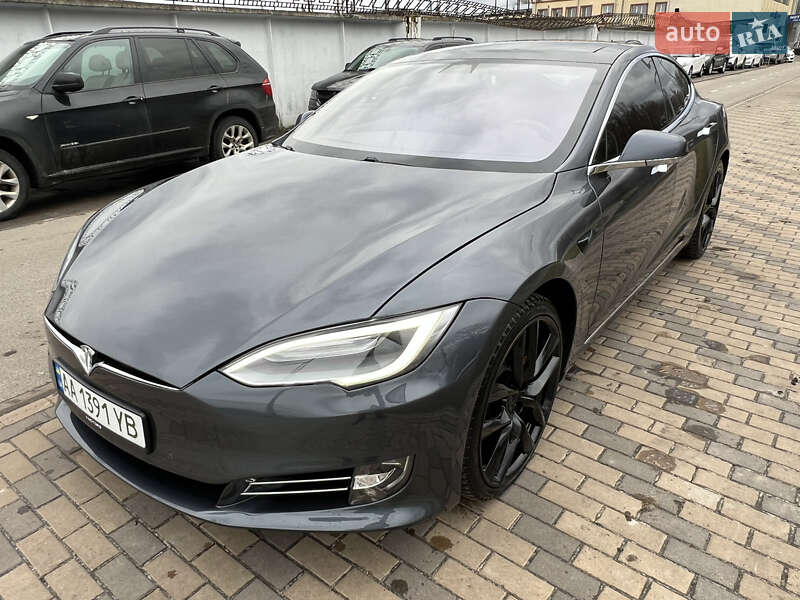 Лифтбек Tesla Model S 2018 в Киеве