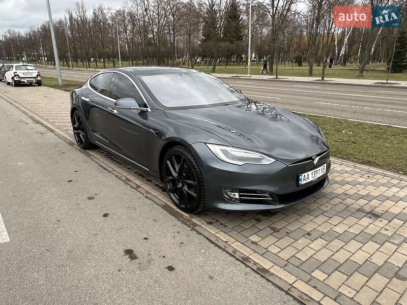 Лифтбек Tesla Model S 2018 в Киеве
