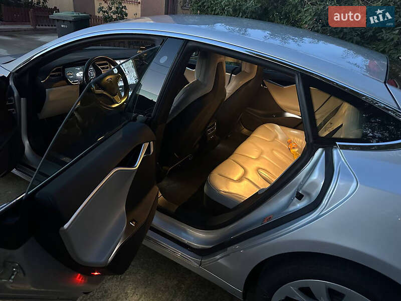 Лифтбек Tesla Model S 2016 в Запорожье