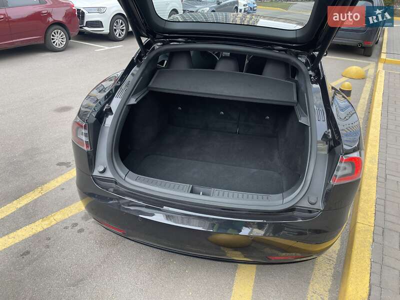 Лифтбек Tesla Model S 2018 в Киеве