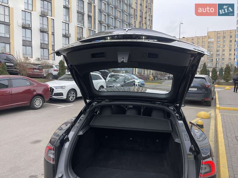 Лифтбек Tesla Model S 2018 в Киеве