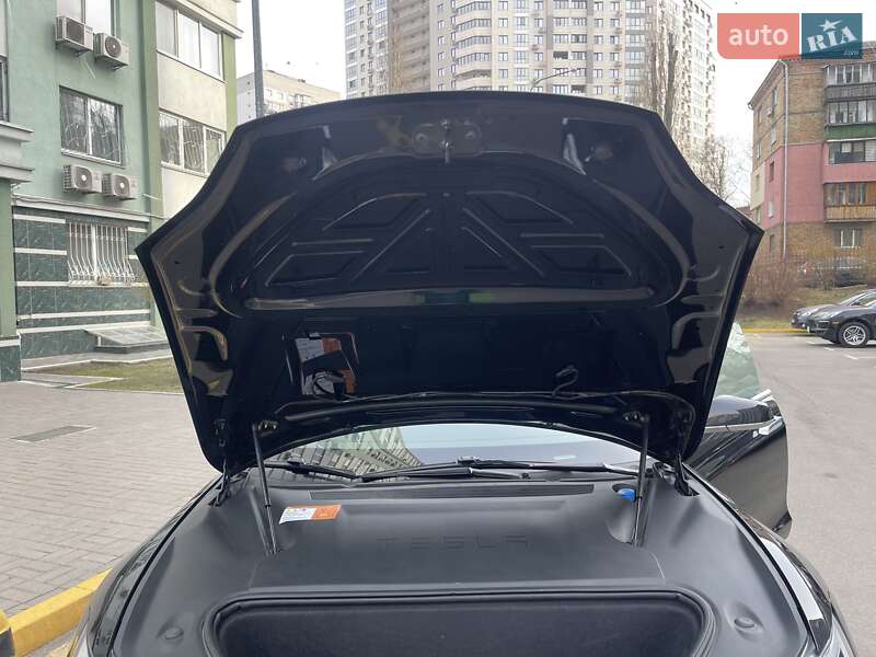 Лифтбек Tesla Model S 2018 в Киеве