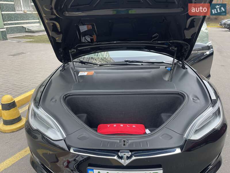 Лифтбек Tesla Model S 2018 в Киеве