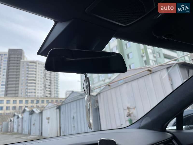 Лифтбек Tesla Model S 2018 в Киеве