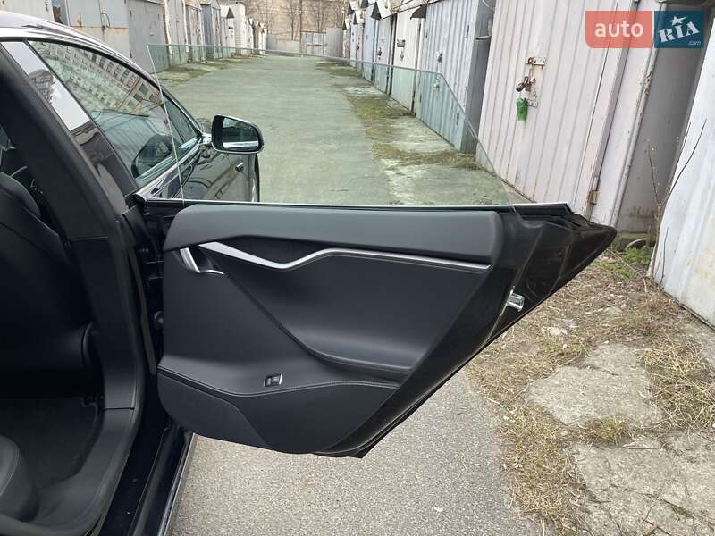 Лифтбек Tesla Model S 2018 в Киеве