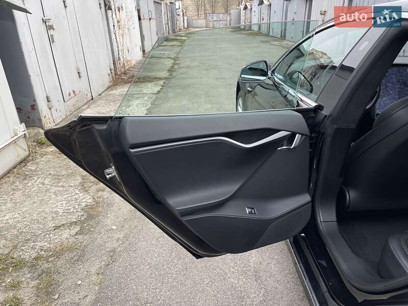 Лифтбек Tesla Model S 2018 в Киеве