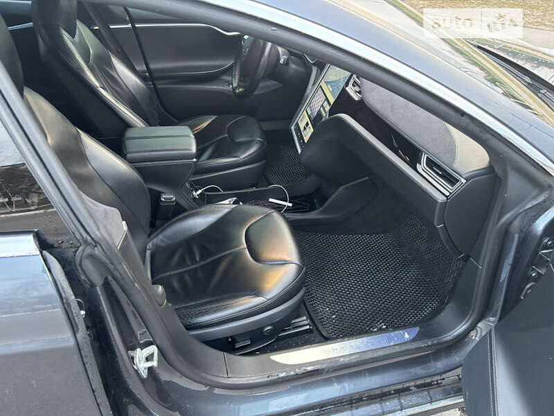 Лифтбек Tesla Model S 2015 в Киеве