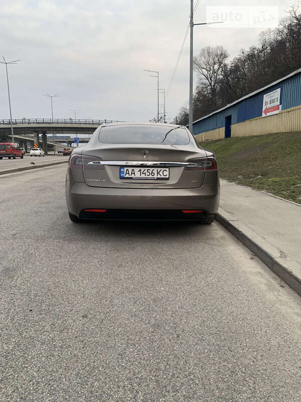 Лифтбек Tesla Model S 2016 в Киеве