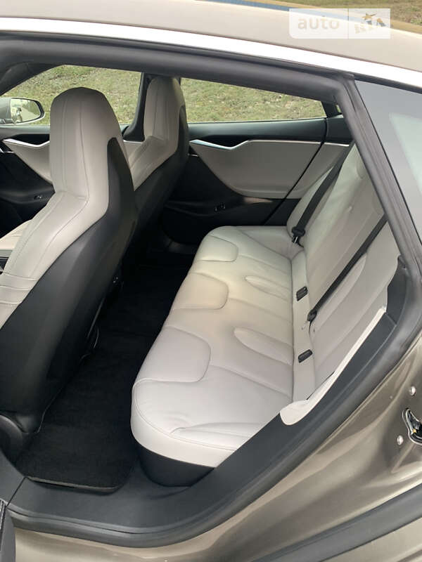 Лифтбек Tesla Model S 2016 в Киеве