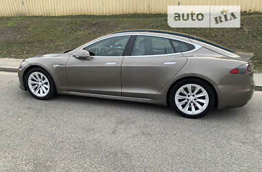 Лифтбек Tesla Model S 2016 в Киеве