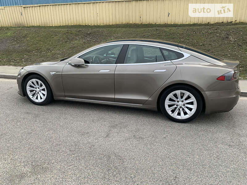 Лифтбек Tesla Model S 2016 в Киеве