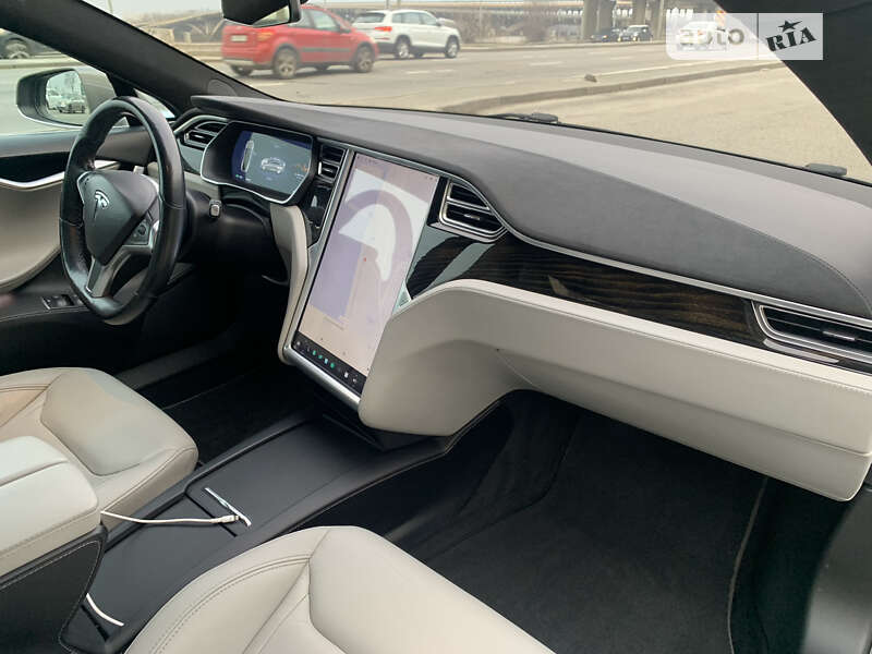 Лифтбек Tesla Model S 2016 в Киеве