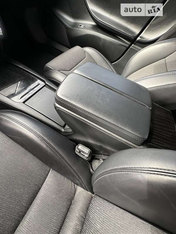 Лифтбек Tesla Model S 2017 в Киеве