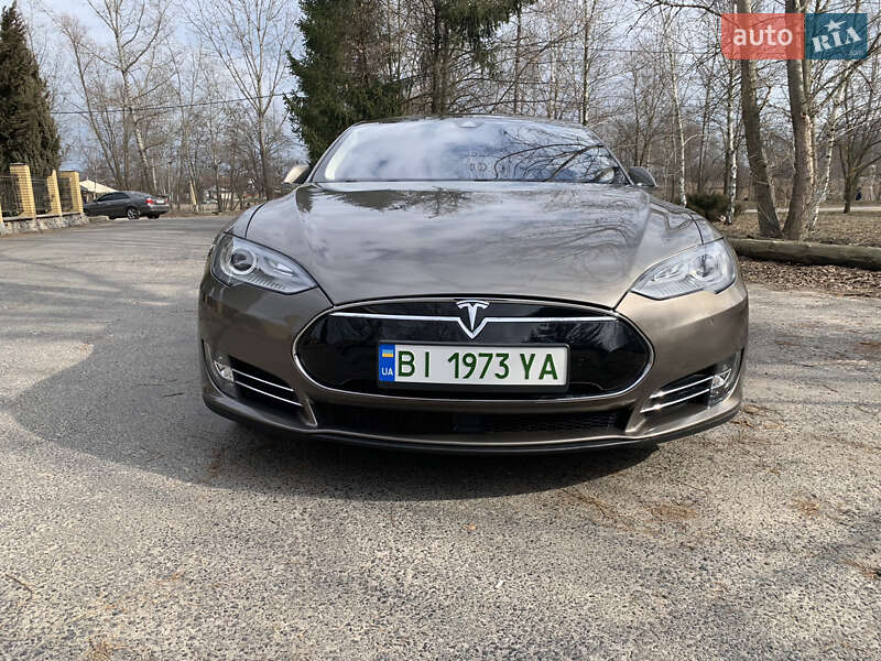 Лифтбек Tesla Model S 2015 в Полтаве