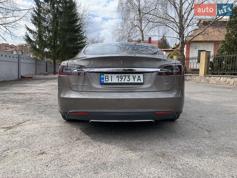 Лифтбек Tesla Model S 2015 в Полтаве